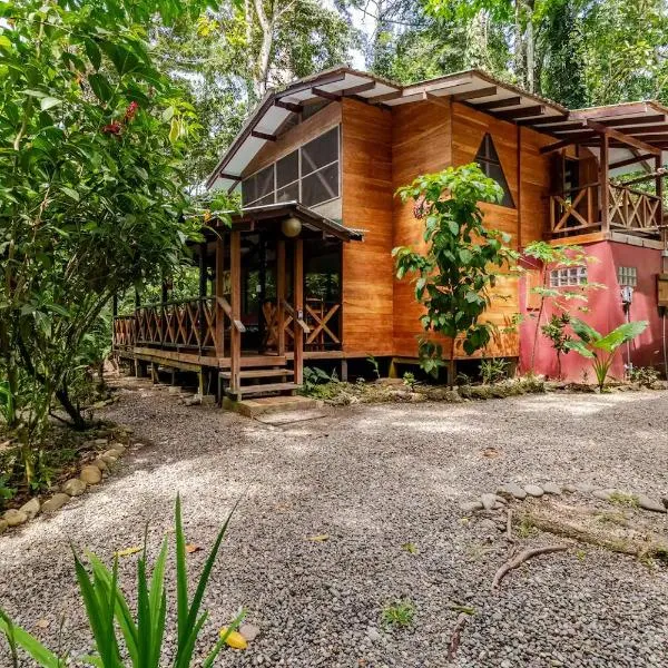 Pachamama Jungle River Lodge - Punta Uva, hotel v destinaci Puerto Viejo