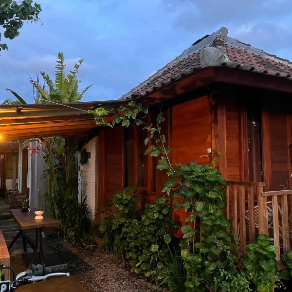 Ayolah surf House &Surf Camp, hotel v destinaci Jembrana