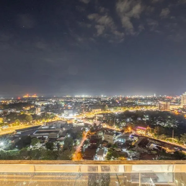 Luxury Corner Suite 1 Bedroom plus Den Top Floor Birds Eye View Spacious 668 square Feet, hotel v destinaci Iloilo City