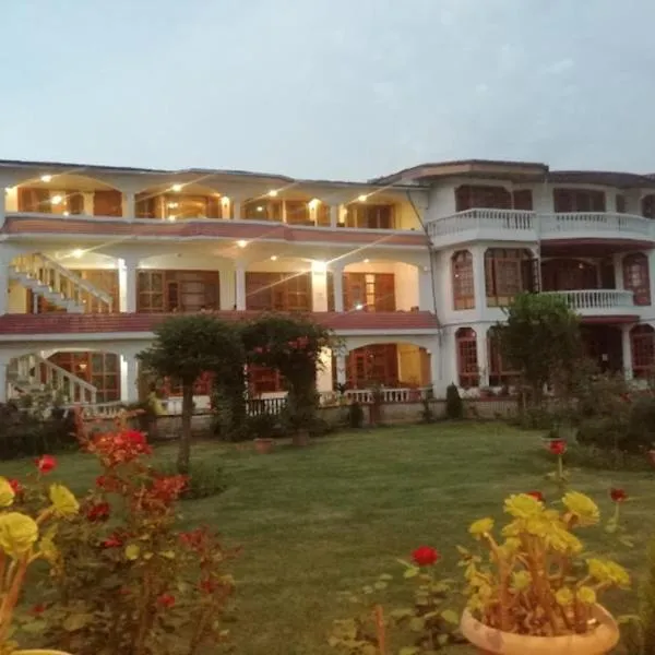 Hotel Akbar At Dal Lake Ghat Number 1, hotel v destinaci Šrínagar