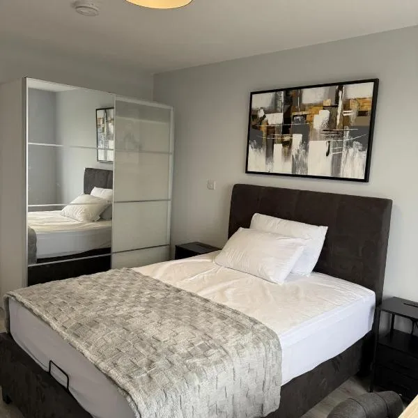 Luxury room with sea views and modern conveniences, hotel v destinaci Swansea