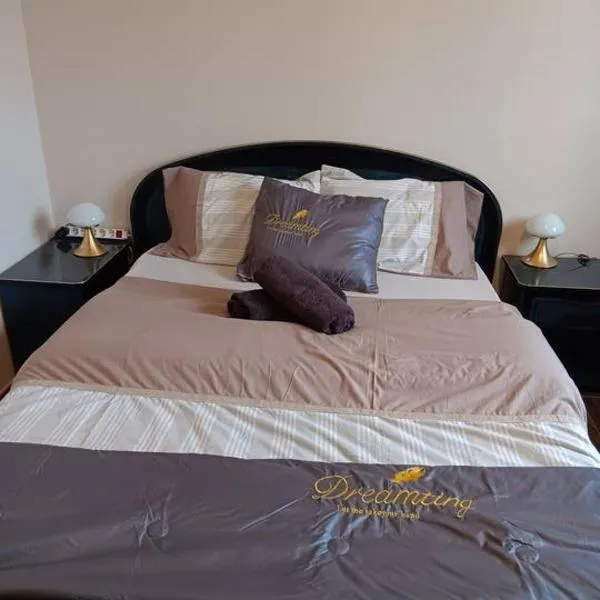 chambre privée dans une maison familiale, hotel in Charmes