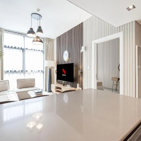 Private 1BR Serenity Apartment by Blue Cloud Holidays, hotel en Sharjah