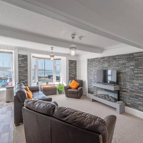 Spacious 3 Bedroom Sea View Flat, hotel u gradu Aberdifi