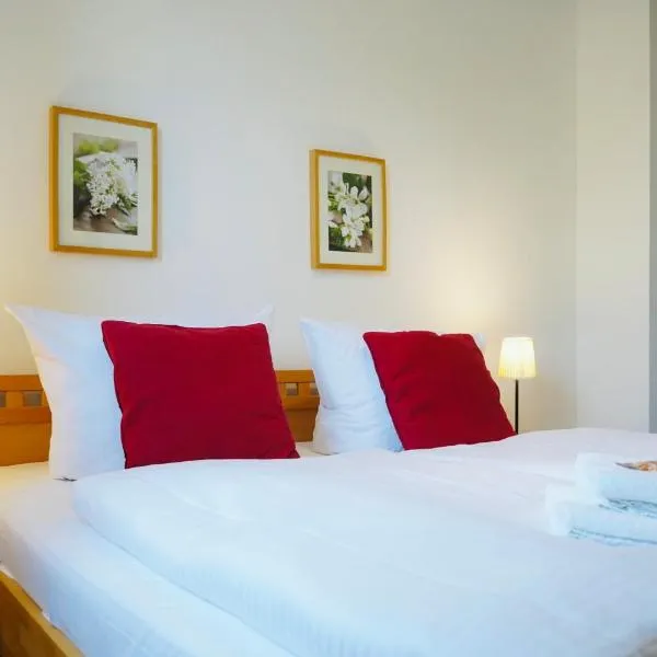 Wohnensemble mit 3 separaten Bereichen- 2 Küchen- 3 Badezimmer- 10 Personen- Garten- Parkplatz, hotel v destinaci Wolfsburg