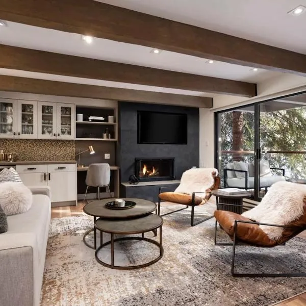 Fully Renovated 2 BR on River with Pool - Walk to Town!, hotel v destinaci Aspen