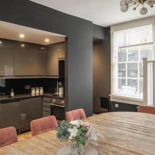 Luxury Home with Terrace in Central Bath Sleeps 10, מלון בבאת'