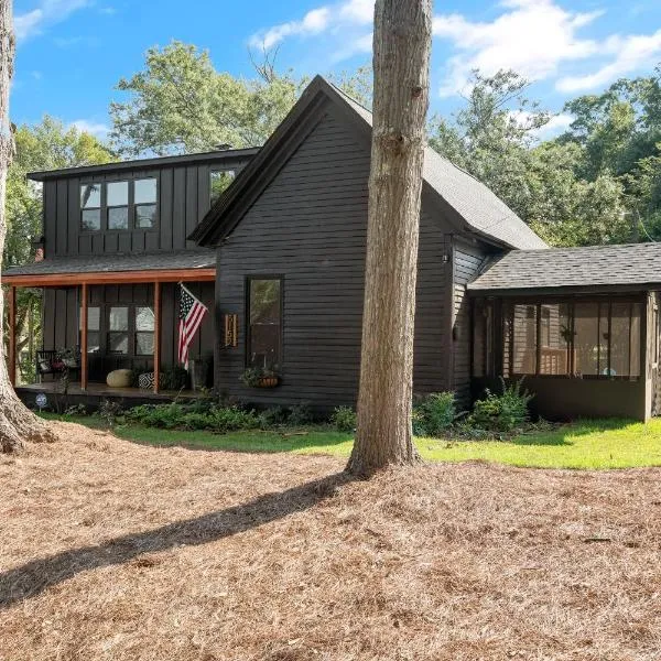 Midnight Sanctuary at Mystic Falls - 3 Bedrooms and 2 Bathrooms 1 Mile from Clocktower, Mystic Grill and the Square, hotel v destinaci Covington