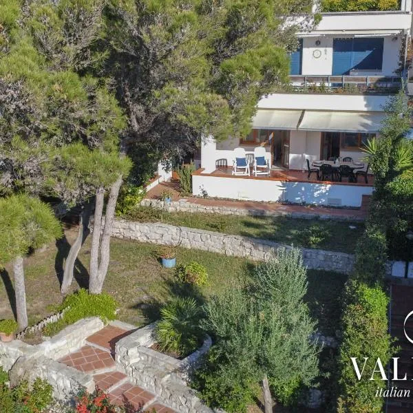 Beach house with garden, hotelli kohteessa Quercianella