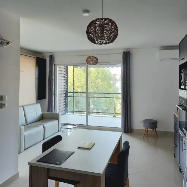 Grand Studio à 300m de la plage dans Résidence calme - une seule pièce, khách sạn ở Gruissan