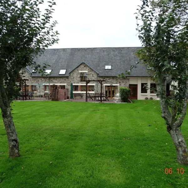 Les Gîtes Champêtres Chestnut cottage: Sainteny şehrinde bir otel