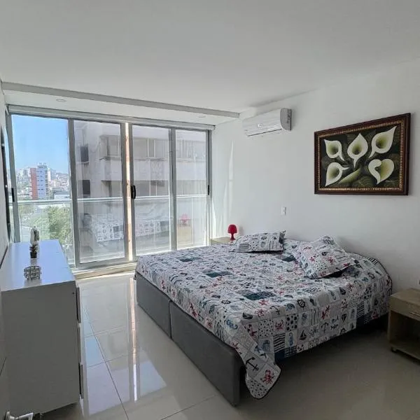Amplio y hermoso apartamento con balcón para disfrutar, WiFi rápido, piscina y parqueadero, Hotel in Barranquilla