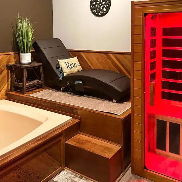 Private Spa, Fire Pit and Deck Poconos Home!, hotel in Long Pond