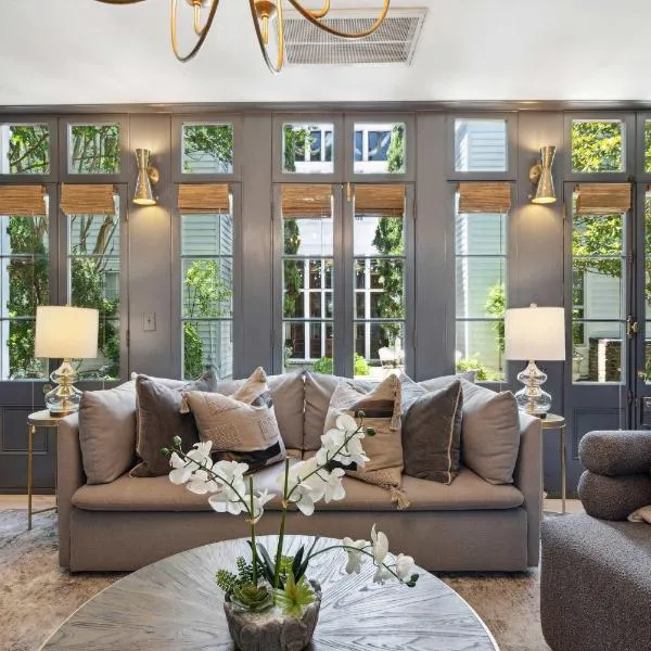 Serene Cottage with Beautiful Garden and Heated Pool, hotel v destinaci Charleston