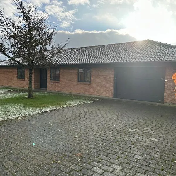 Dejlig flot villa, hotel v destinaci Holstebro