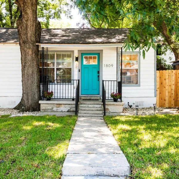 Spacious New Built King Suite with Rain showers, Walk to Downtown,Lake , Eateries, hotel in Austin