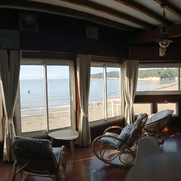 Beach apartment - Ocean sunset full view, hotel v destinácii Meschers-sur-Gironde