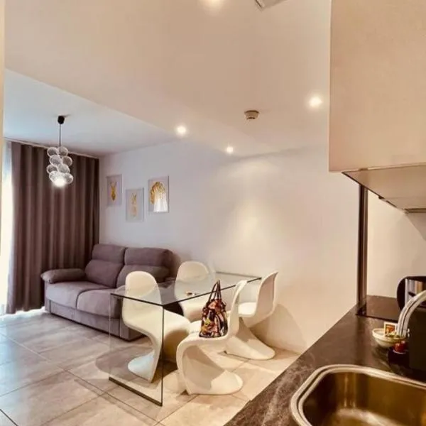 Bristol Sunset Corralejo Beach Piscina apartment، فندق في كوراليخو