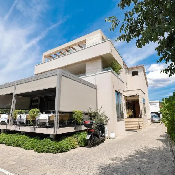 Rooms & Restaurant Matanovi Dvori, hotel v Sukošane