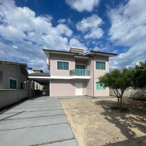Casa a 300 Mts da Praia - 4 Quartos sendo 2 Suítes, Ar Condicionado