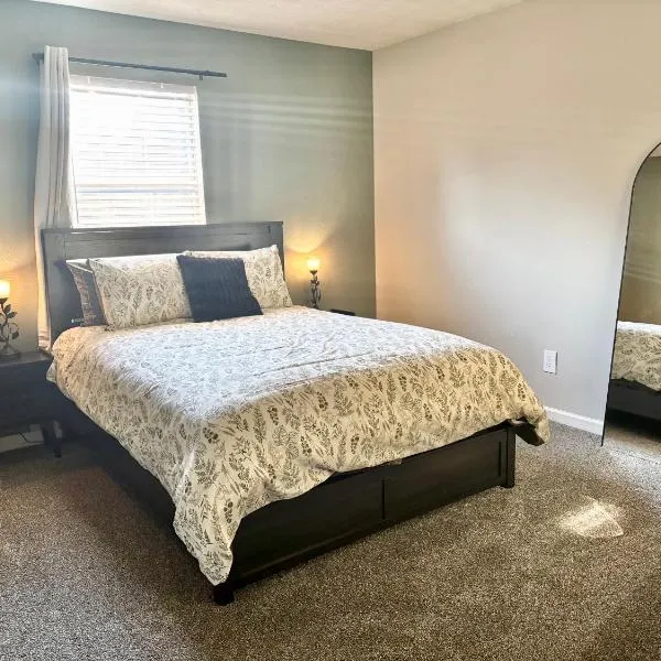 Vintage Queen Suite - 7 Mins From ATL Airport, hotel in Riverdale