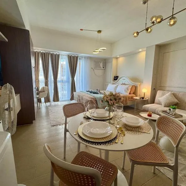 Chic Staycation with Balcony,few step in venice mall، فندق في مانيلا