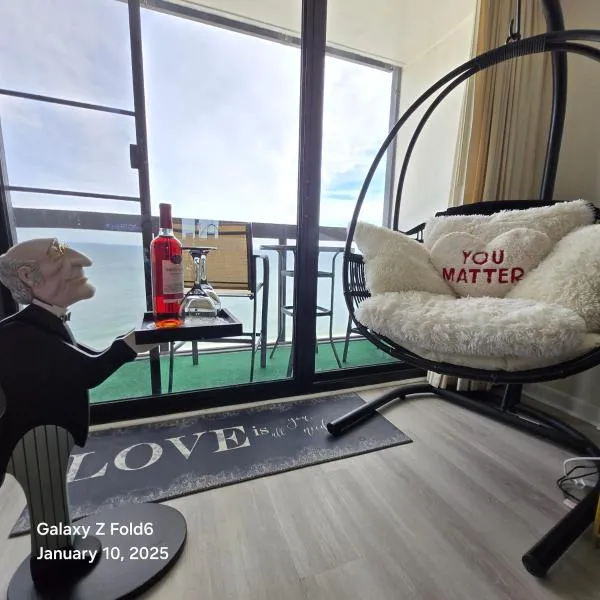 Love Above the Waves -Best Ocean View and Heated Pool, отель в Оушен-Сити