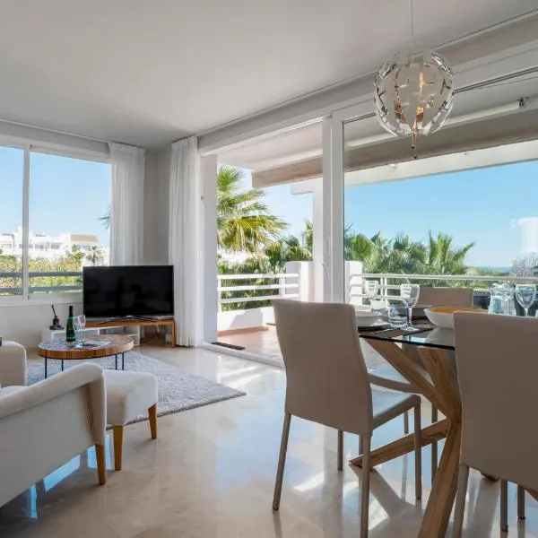 Luxury Apartment with Free Alcazaba Lagoon Access, hotel in Estepona