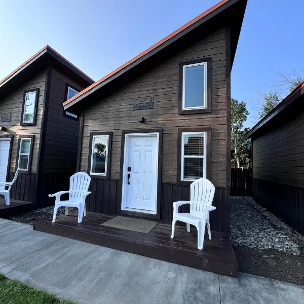 Glacier Alpine Lodges, hotel in East Glacier Park