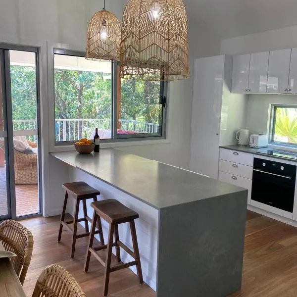 Forest Tangle Retreat, Two Bedroom, отель в городе Diddillibah