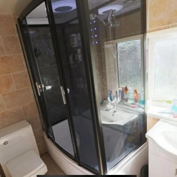 Lodge Park - 2 minutes walk to Stoke Hospital, hotel v destinaci Stoke-on-Trent
