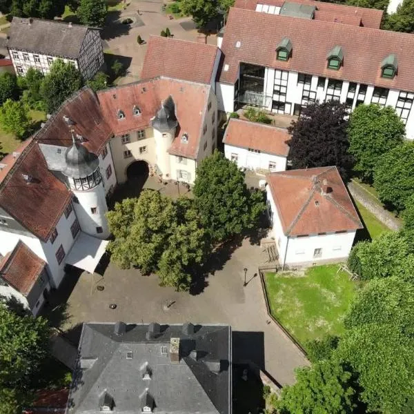 Schloss Nidda - FeWo mit Privatgarten, Fellnasen willkommen!, hotel v destinácii Nidda