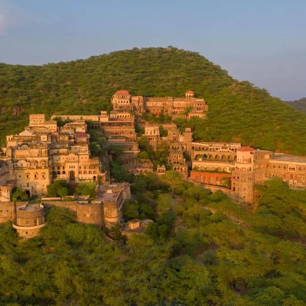 Neemrana Fort-Palace, hotel v destinaci Neemrana