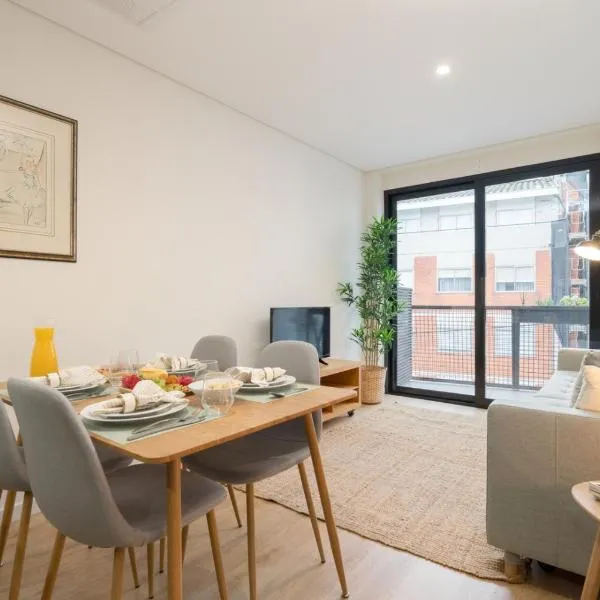 Stylish & Bright Flat with Balcony by HostWise、マトジニョシュのホテル