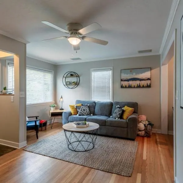 Family Friendly 4BR Home Near Lake CDA Walk to Downtown, hotel in Coeur d'Alene