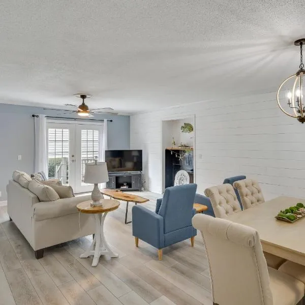 3 Mi to St Simons Beach Gem with Pool Access and Deck, hotel v destinaci Saint Simon Mills