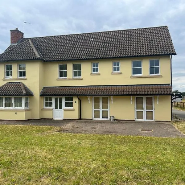 Forest holiday home with option to bring your horse & Hot Tub, hotel in Brettenham