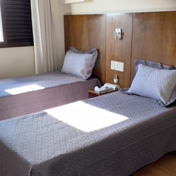 Apto para CASAL com bela VISTA, 2 camas de Solteiro, COZINHA COMPLETA, PISCINA, SAUNA, PORTARIA 24h e GARAGEM