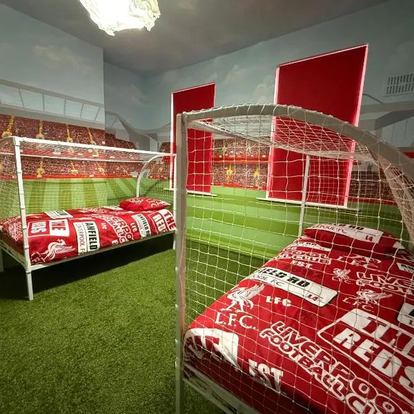 Anfield Abode - ENTIRE LFC THEMED HOUSE, hotel v destinaci Liverpool