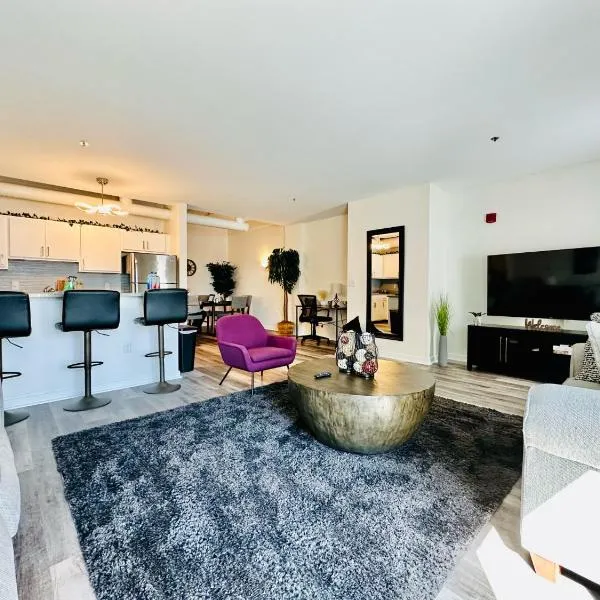 Downtown 2BR Penthouse Suite with Balcony and Direct Skybridge Access, hotel v destinaci Indianapolis