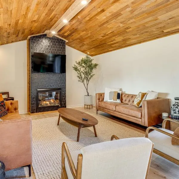 Modern Oregon Cottage w/ Hot Tub: Walk to Beach!, hotel i Cloverdale