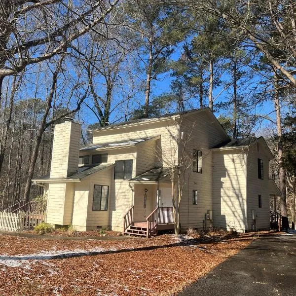 Spacious 2 bedroom house close to UNC, hotel in Chapel Hill
