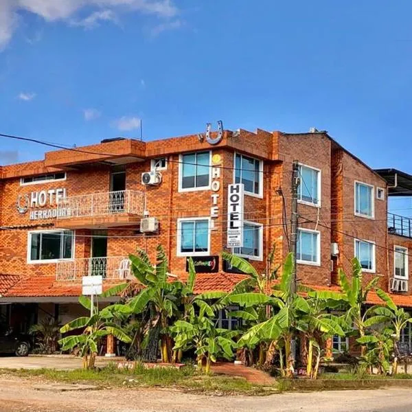 Hotel La Herradura、プエルト・ロペスのホテル