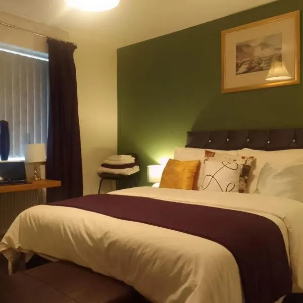 Home Away From Home At Ideal Home & Cottage,Inviting 4 Bedroom Apartment,Sleep 8, Ideal For Contractors, Family & Groups, hotel in Walsall