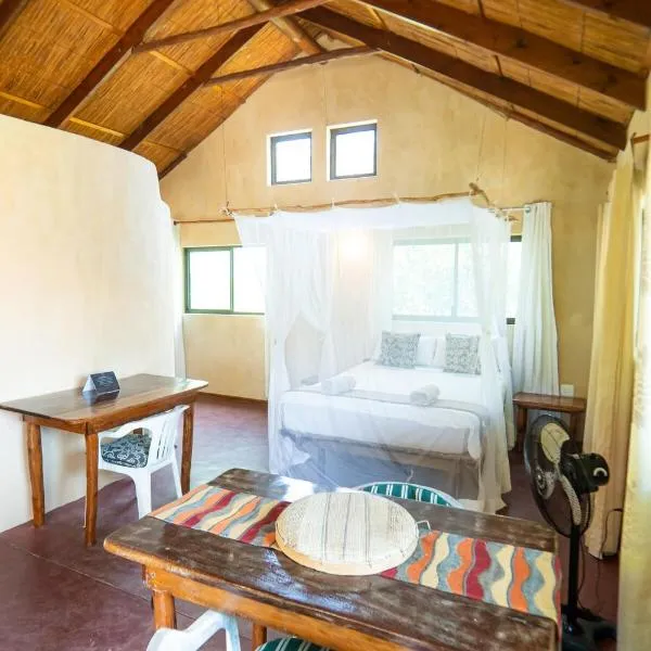 Tree House Cottage, Garden Views, Hot Water, hotel v destinaci Praia do Tofo