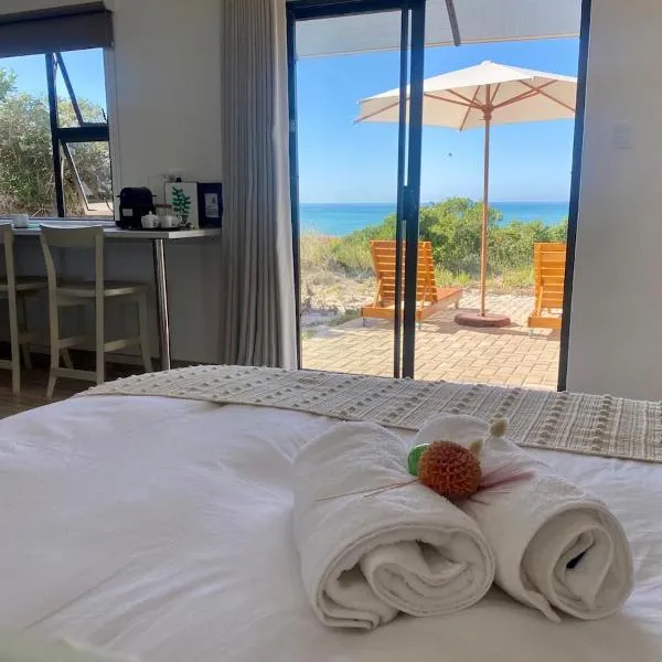 Anura - Luxurious Stay, 100m leap to the Beach!, hotel di Jeffreys Bay