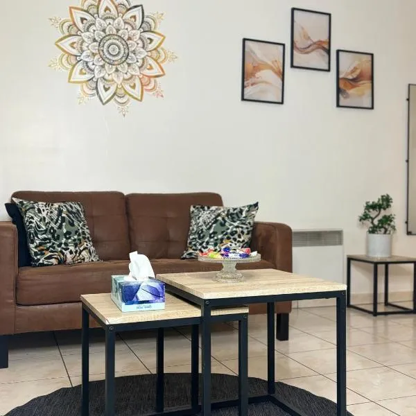 Studio lumineux sans vis a vis avec balcon privé, hotel a Chelles