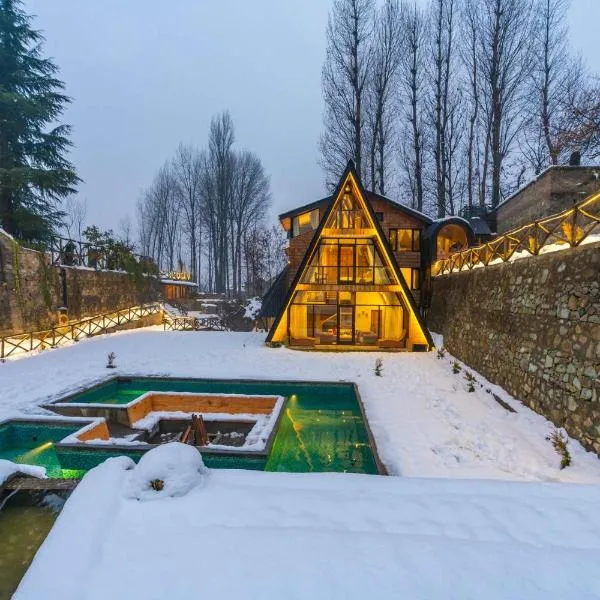 StayVista at Alpha and Peek a boo with Lawn, BBQ, Aframe and Bonfire, hotel v destinácii Srinagar