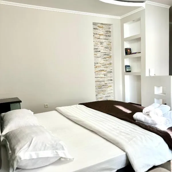 Посуточно 1 комн. квартира, hotel in Atyraū