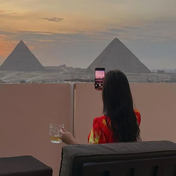 Pyramids View Rooftop Apartment, hotel en Ghaţāţī